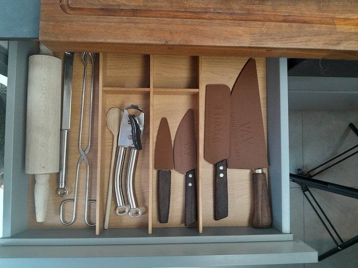 Geöffneter Besteckkasten mit Messern in Messerhüllen
