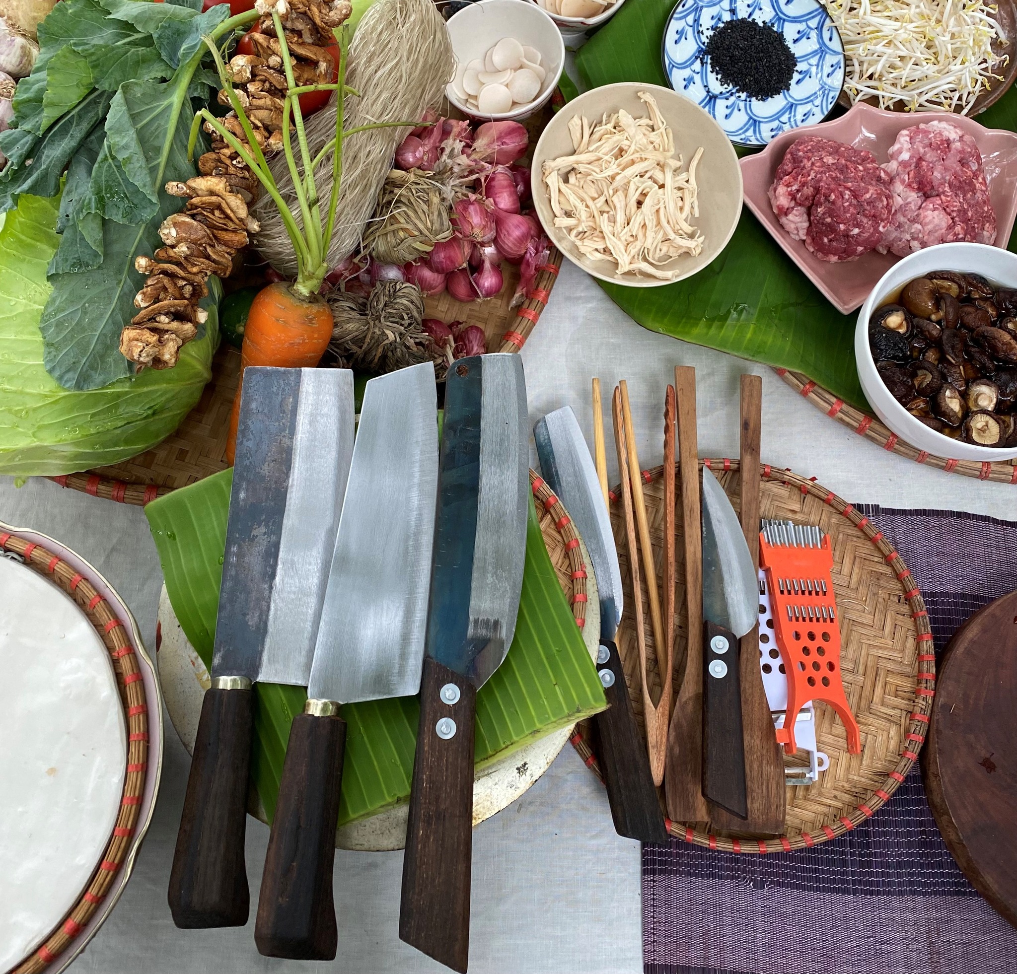 Kochen wie in Vietnam?
Kein Problem mit unseren tollen Messern von AUTHENTIC BLADES!

Wir waren in Vietnam in einer Cookingschool und haben dort mit unseren Messern traditionelle Hanoi springrolls machen dürfen! 

Mehr dazu hier in Kürze 🤩

 #vietnamknives #schmiedekunst #kohlenstoffstahl #scheren #carbonknife #fleischmesser #kochenfürdieseele #kochenmitliebe #vietnameseknives #vietnam #vietnamesefood