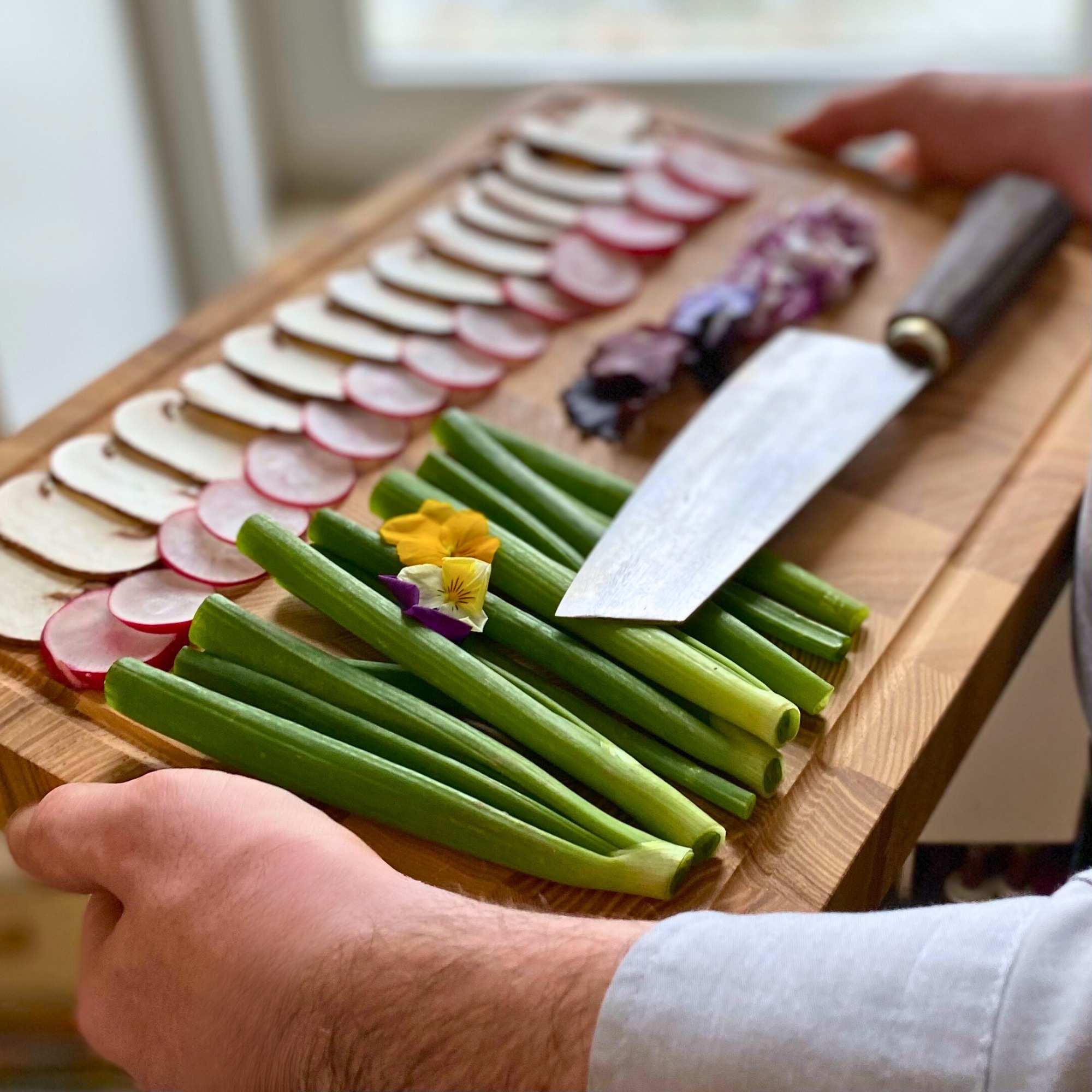 Die Messer sind gewetzt und die Zutaten fein geschnitten – wir sind bereit für ein köstliches Wochenende! 🔪🍅 
Wer steht auch schon in den Startlöchern, um kulinarische Meisterwerke zu kreieren? 

#authenticblades #scharfeMesser #authentischkochen #vietnam #Küchenmesser #VorbereitungIstAlles #WeekendVibes #Küchenzauber